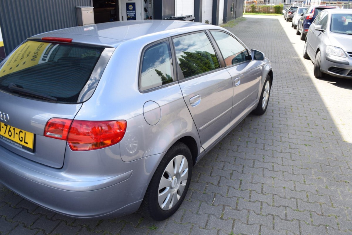 Audi A3 Sportback 1.6 FSI Attraction - foto 5